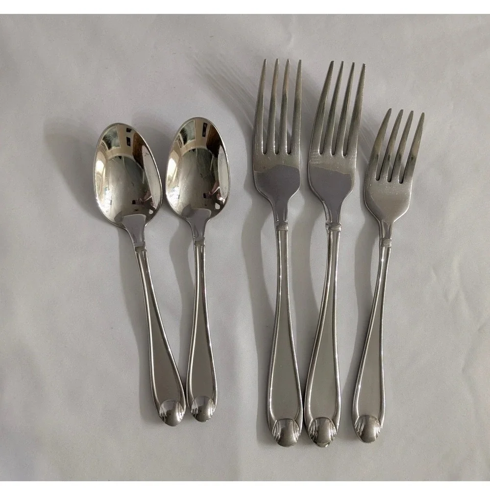 Oneida Silver Satin Garnet 18/10 Stainless Flatware Set 32 Random Pieces